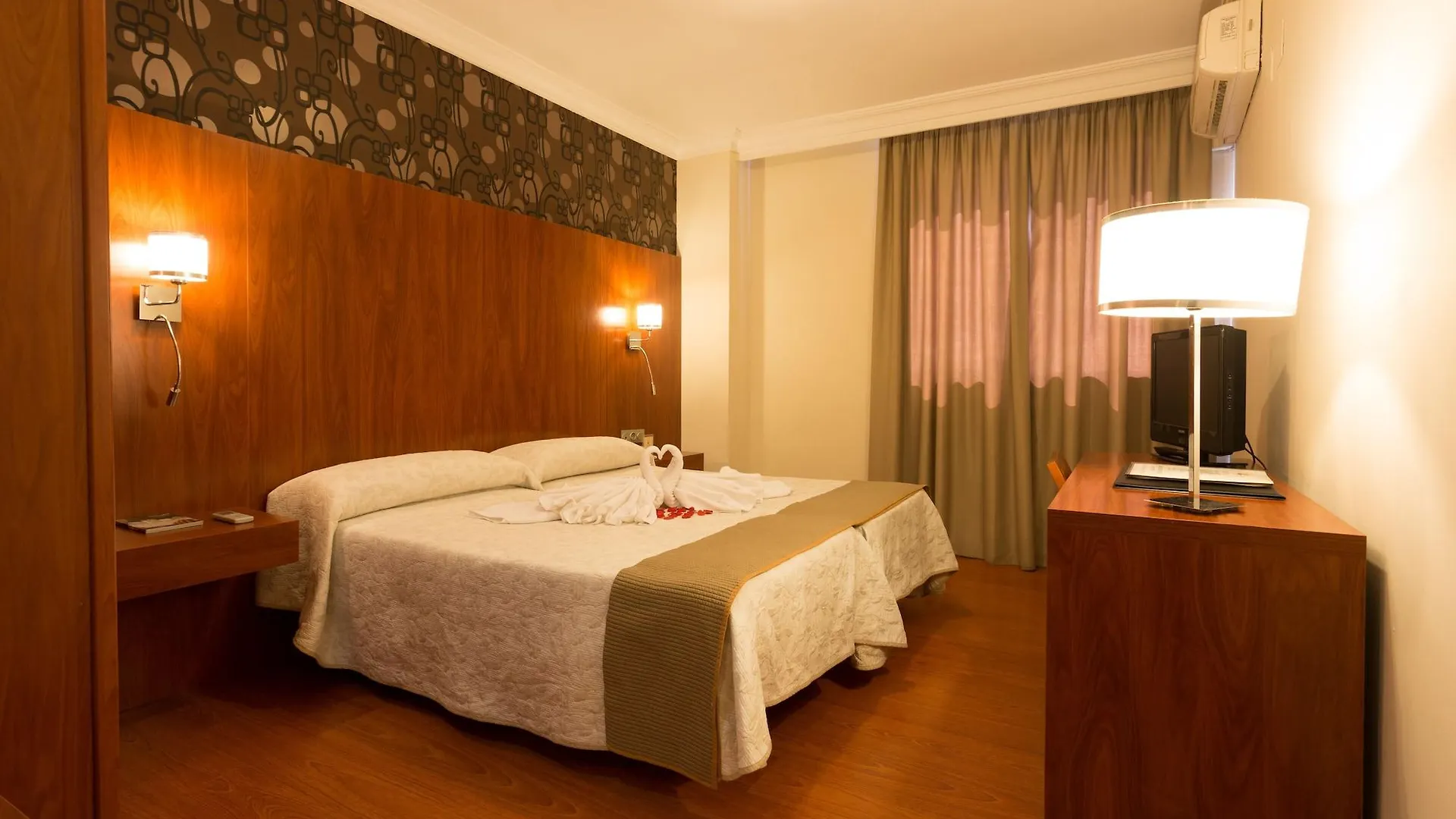 Hotel Familia Conde Huelva 3*,